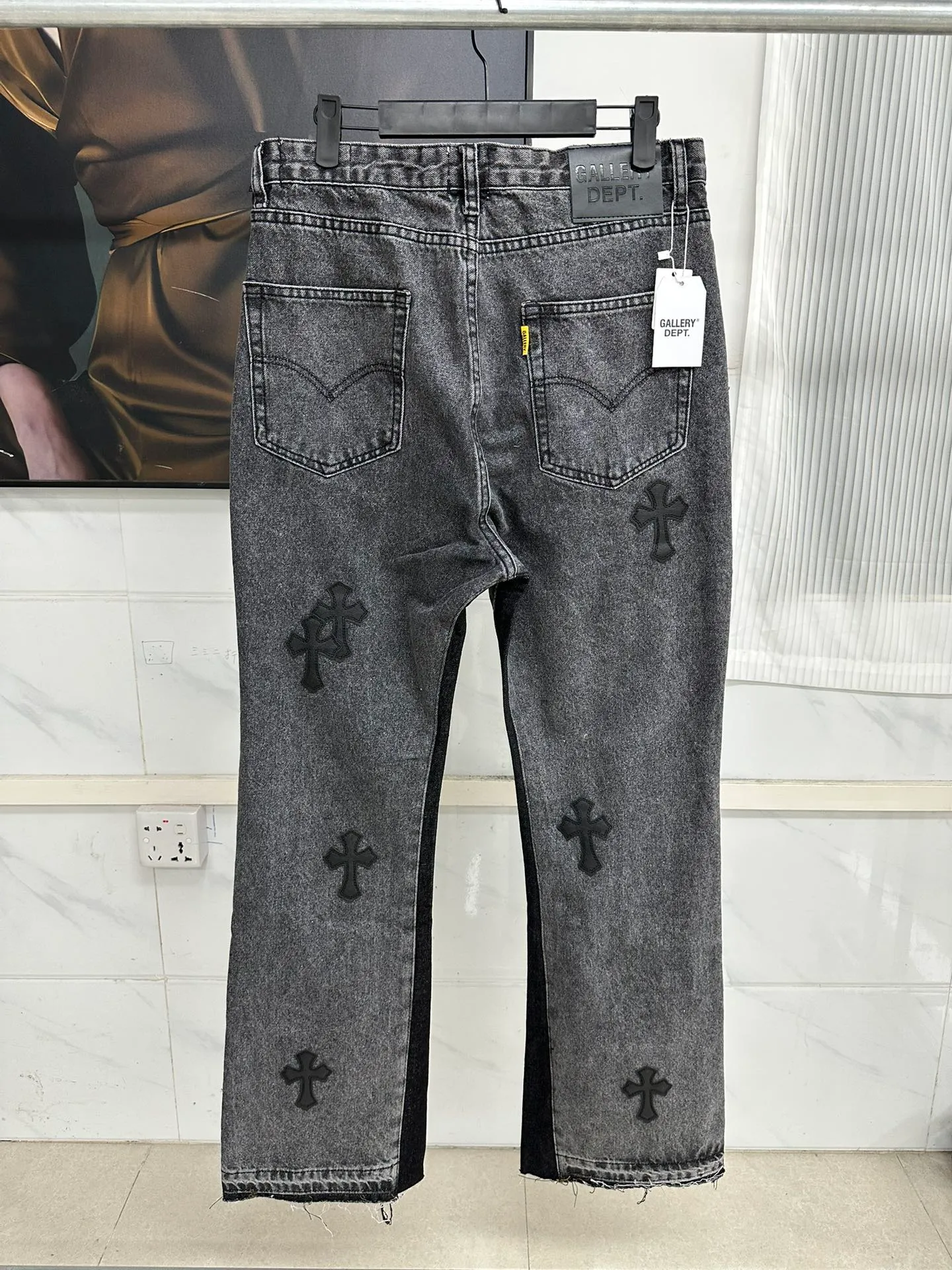 #8102 P260💰 Independent GALLERY DEPT. Vintage splicing black and gray snowflake pattern cross loose washed flared jeans - truly restore the ultimate texture of Vintage - original hardware accessories washed and other elevators, QR code analysis are all purchased from the original factory, high degree of restoration, welcome to compare with a certain product~ - three-dimensional version loose and comfortable, not picky about the figure, tall and slim, factory Seiko, original factory quality control, same style for men and women, can be matched with couples, versatile recommendation Essential jeans for all seasons - sizes: 28 30 32 34 36